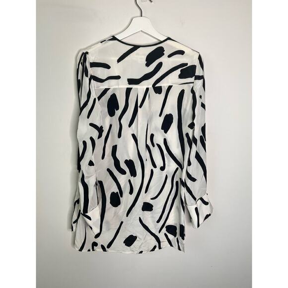 Diane Von Furstenberg Printed Silk Slit Sleeve Tie Neck Blouse Black/White Sz 2 - Picture 11 of 12